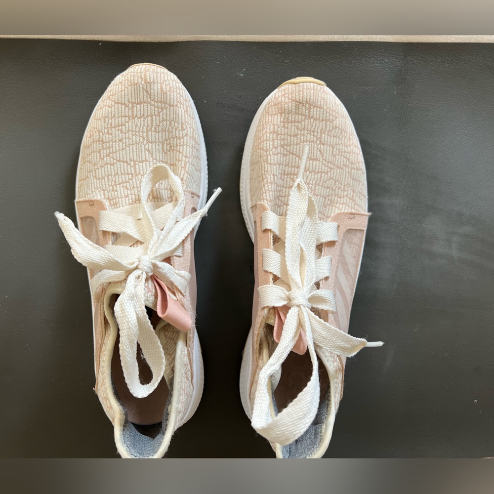 Pink Adidas bounce edge lux